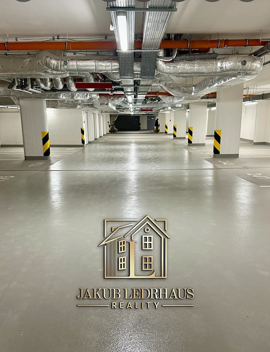 Pronájem garážového stání 15 m²